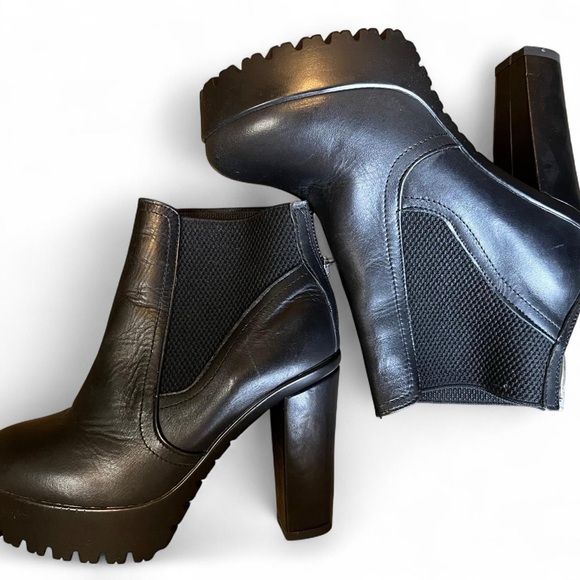 Steve Madden Shoes - Steve Madden Amandaa black leather almond toe platform  bootie size 37